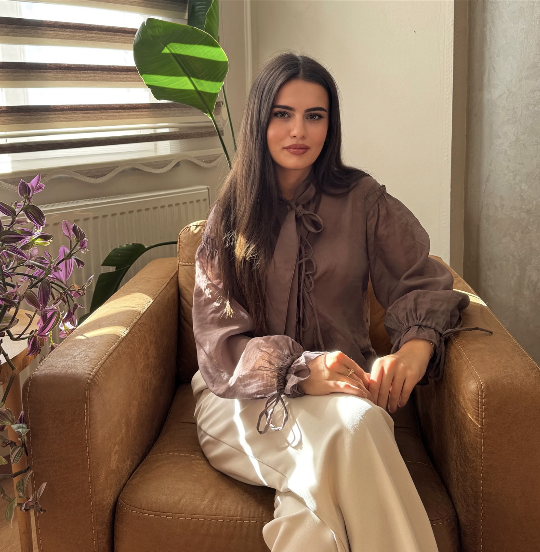 Travmatik yas yaşayan mezar başında ağlayan üzgün bir yetişkin kadın